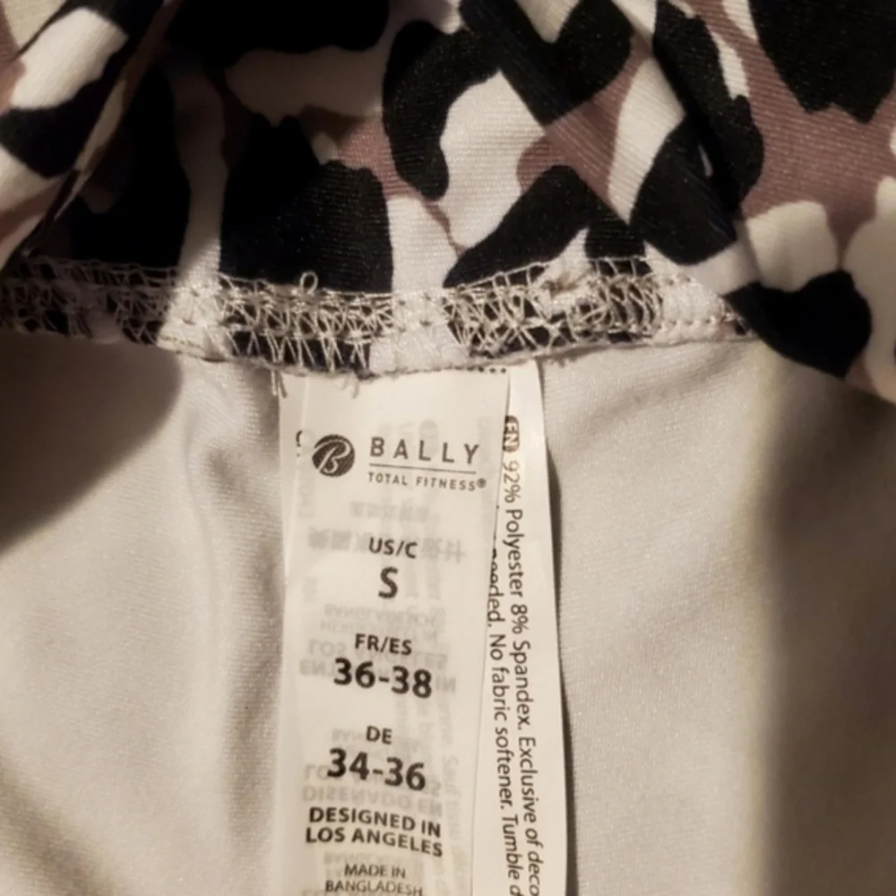 Bally Fitness Womens‎ Animal Print Athletic Capri Leggings NWT Black Size Small
